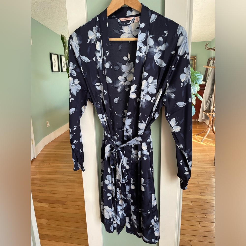 La vie en rose - Floral navy warm weather robe.